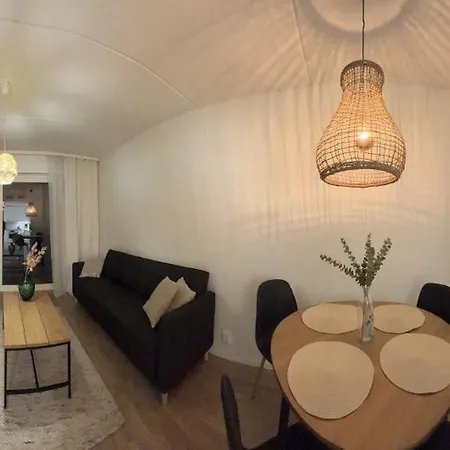 Apartment Casa Emerald, Laadukas Kaksio Saunalla, Sisaekautta Ostoskeskukseen, Wifi, 280 Metriae Juna Ja Bussiasemalle