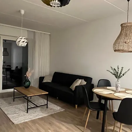 Casa Emerald, Laadukas Kaksio Saunalla, Sisaekautta Ostoskeskukseen, Wifi, 280 Metriae Juna Ja Bussiasemalle Apartment
