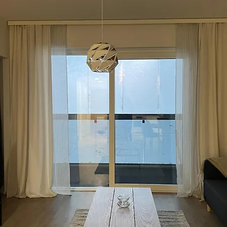 Διαμέρισμα Casa Emerald, Laadukas Kaksio Saunalla, Sisaekautta Ostoskeskukseen, Wifi, 280 Metriae Juna Ja Bussiasemalle