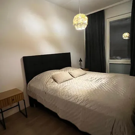 Casa Emerald, Laadukas Kaksio Saunalla, Sisaekautta Ostoskeskukseen, Wifi, 280 Metriae Juna Ja Bussiasemalle
