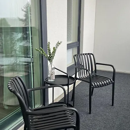 Casa Emerald, Laadukas Kaksio Saunalla, Sisaekautta Ostoskeskukseen, Wifi, 280 Metriae Juna Ja Bussiasemalle *